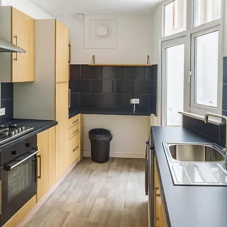Family-friendly 4-bedroom Retreat In -ideal For Contractors And Work بريستول