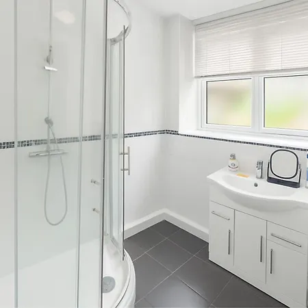 Family-friendly 4-bedroom Retreat In -ideal For Contractors And Work Holiday home *